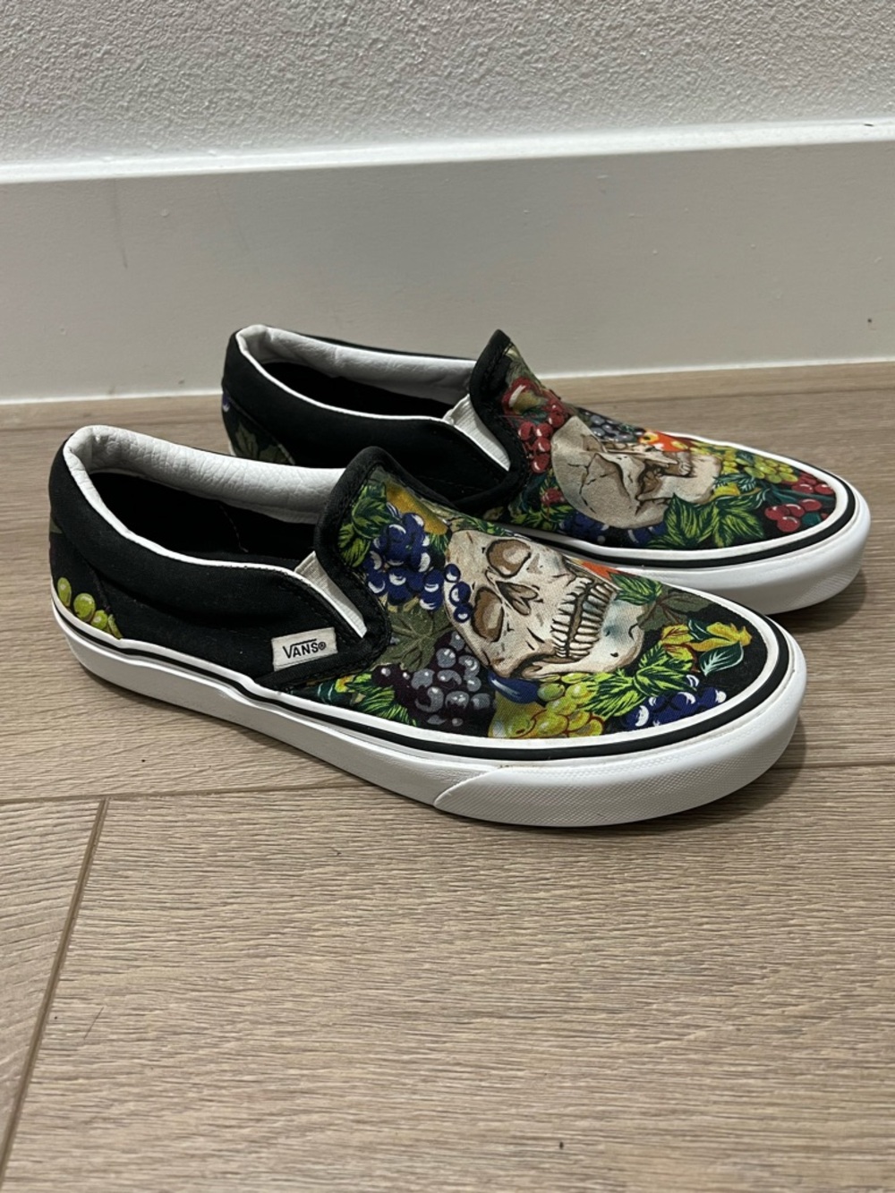 Vans US M 7.0 W 8.5 Slip On Skate Shoes Fruit Skulls Black Multi Color White